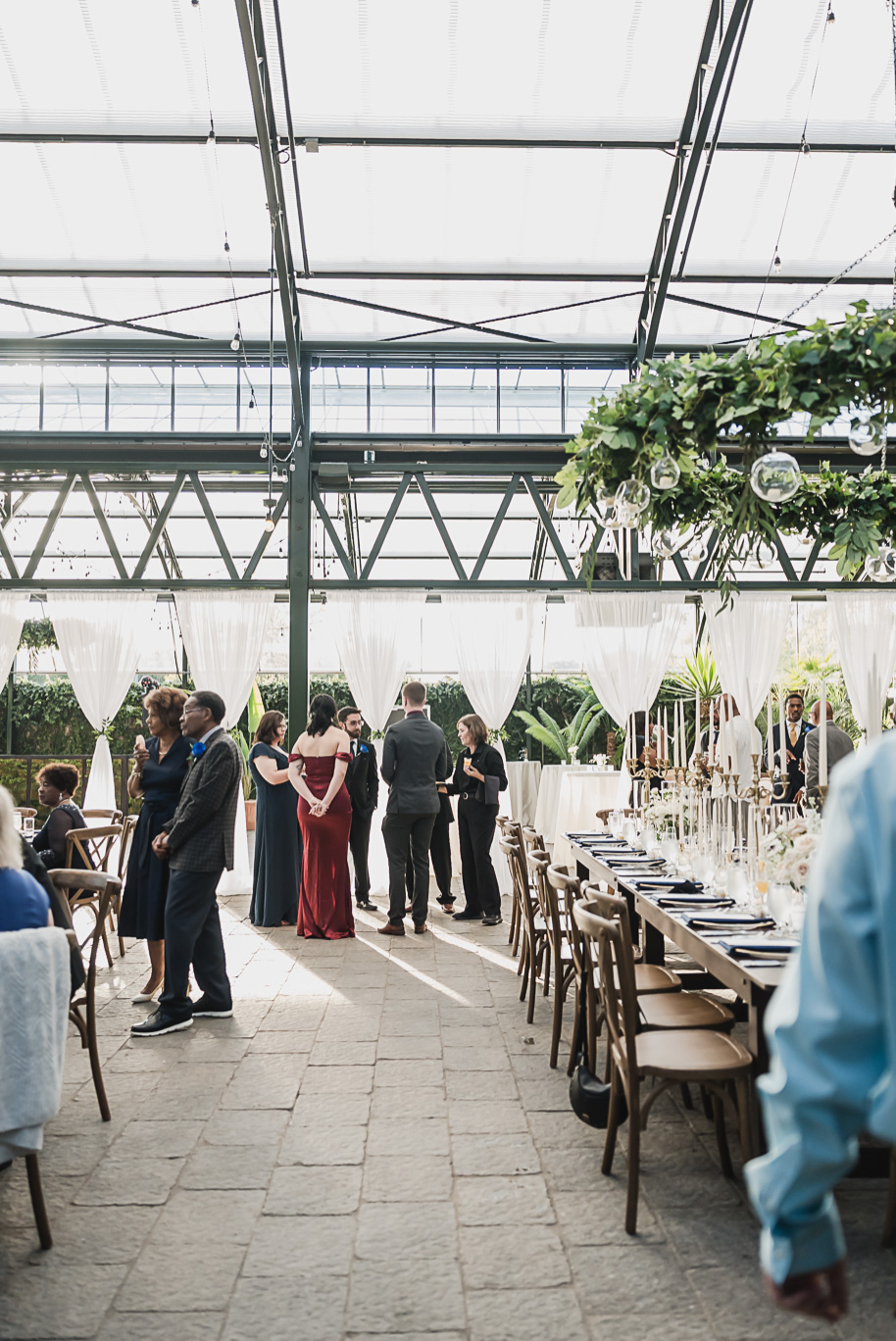 An elegant fall Planterra Conservatory wedding captured by Kari Dawson + Co in Bloomfield Hills, Michigan. This Euro-inspired greenhouse celebration featured lush floral design, golden candlelight, and heartfelt vows beneath the glass canopy. Perfect inspiration for couples dreaming of a romantic Michigan wedding surrounded by nature and timeless architecture.