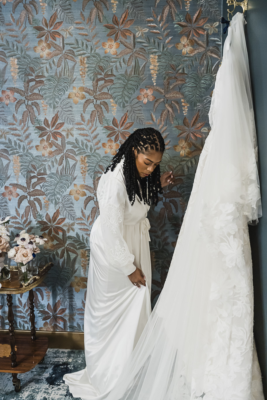 An elegant fall Planterra Conservatory wedding captured by Kari Dawson + Co in Bloomfield Hills, Michigan. This Euro-inspired greenhouse celebration featured lush floral design, golden candlelight, and heartfelt vows beneath the glass canopy. Perfect inspiration for couples dreaming of a romantic Michigan wedding surrounded by nature and timeless architecture.