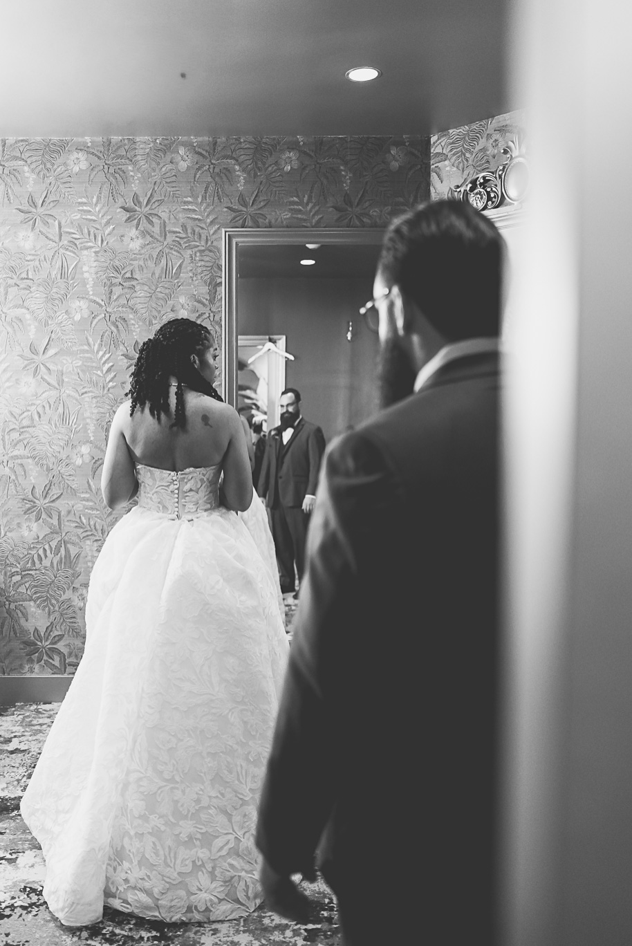 An elegant fall Planterra Conservatory wedding captured by Kari Dawson + Co in Bloomfield Hills, Michigan. This Euro-inspired greenhouse celebration featured lush floral design, golden candlelight, and heartfelt vows beneath the glass canopy. Perfect inspiration for couples dreaming of a romantic Michigan wedding surrounded by nature and timeless architecture.