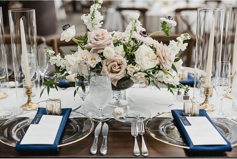 An elegant fall Planterra Conservatory wedding captured by Kari Dawson + Co in Bloomfield Hills, Michigan. This Euro-inspired greenhouse celebration featured lush floral design, golden candlelight, and heartfelt vows beneath the glass canopy. Perfect inspiration for couples dreaming of a romantic Michigan wedding surrounded by nature and timeless architecture.
