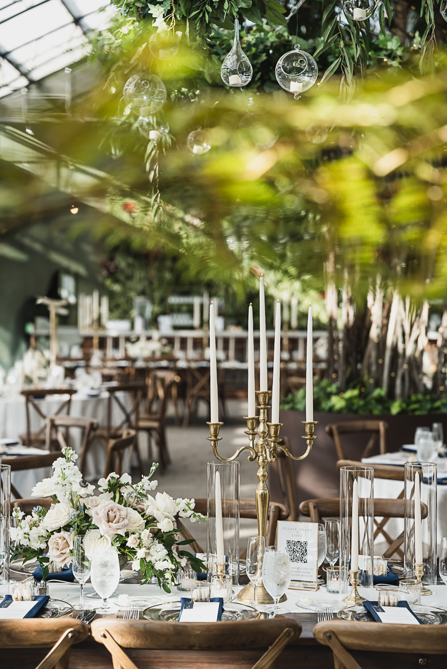 An elegant fall Planterra Conservatory wedding captured by Kari Dawson + Co in Bloomfield Hills, Michigan. This Euro-inspired greenhouse celebration featured lush floral design, golden candlelight, and heartfelt vows beneath the glass canopy. Perfect inspiration for couples dreaming of a romantic Michigan wedding surrounded by nature and timeless architecture.