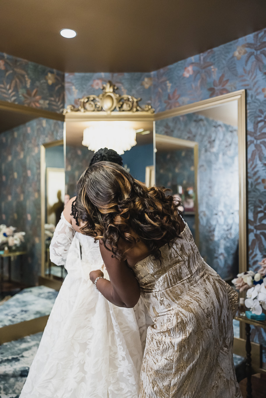 An elegant fall Planterra Conservatory wedding captured by Kari Dawson + Co in Bloomfield Hills, Michigan. This Euro-inspired greenhouse celebration featured lush floral design, golden candlelight, and heartfelt vows beneath the glass canopy. Perfect inspiration for couples dreaming of a romantic Michigan wedding surrounded by nature and timeless architecture.