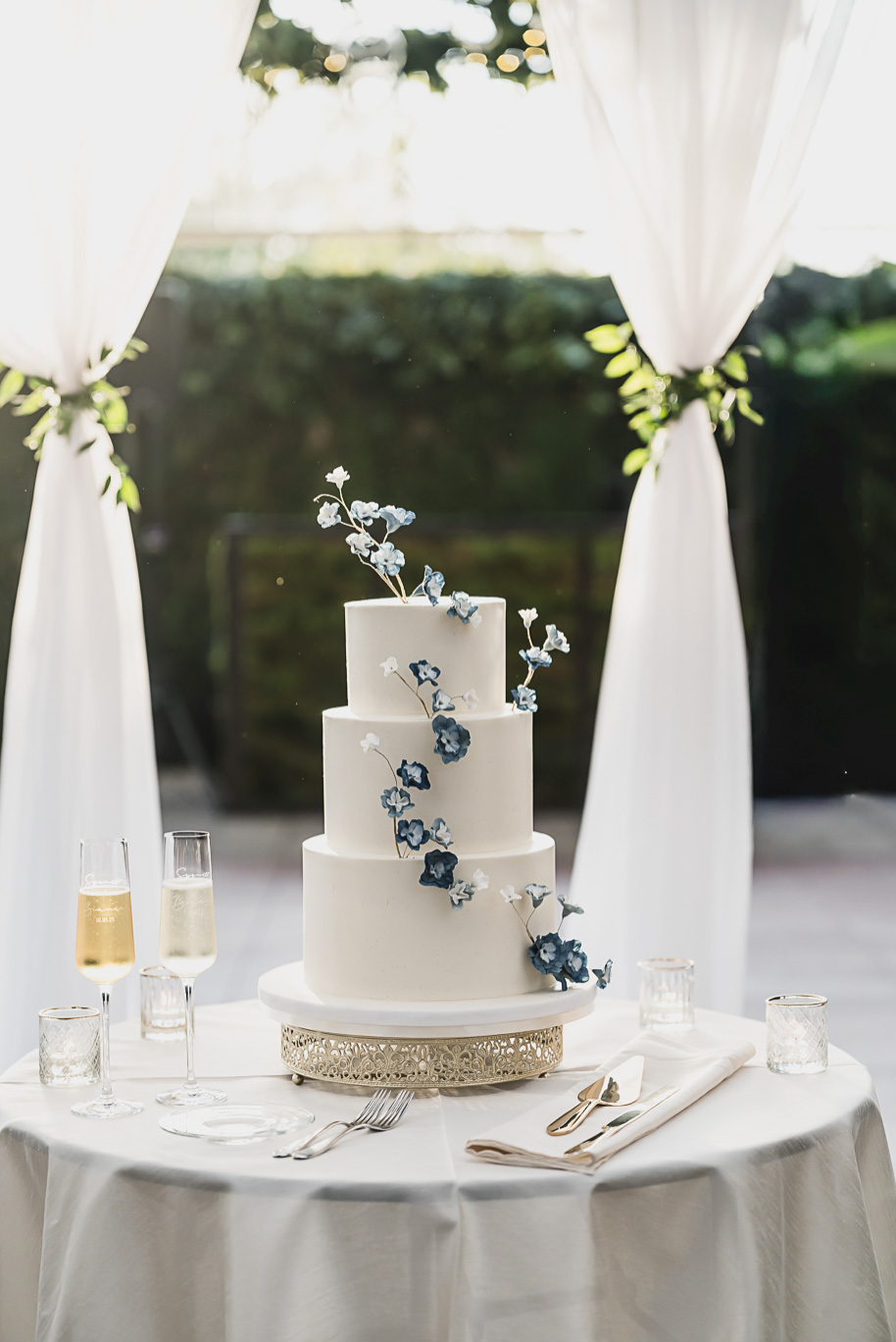 An elegant fall Planterra Conservatory wedding captured by Kari Dawson + Co in Bloomfield Hills, Michigan. This Euro-inspired greenhouse celebration featured lush floral design, golden candlelight, and heartfelt vows beneath the glass canopy. Perfect inspiration for couples dreaming of a romantic Michigan wedding surrounded by nature and timeless architecture.
