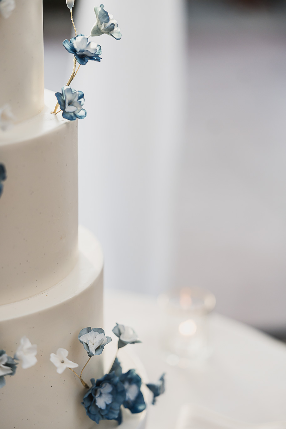 An elegant fall Planterra Conservatory wedding captured by Kari Dawson + Co in Bloomfield Hills, Michigan. This Euro-inspired greenhouse celebration featured lush floral design, golden candlelight, and heartfelt vows beneath the glass canopy. Perfect inspiration for couples dreaming of a romantic Michigan wedding surrounded by nature and timeless architecture.