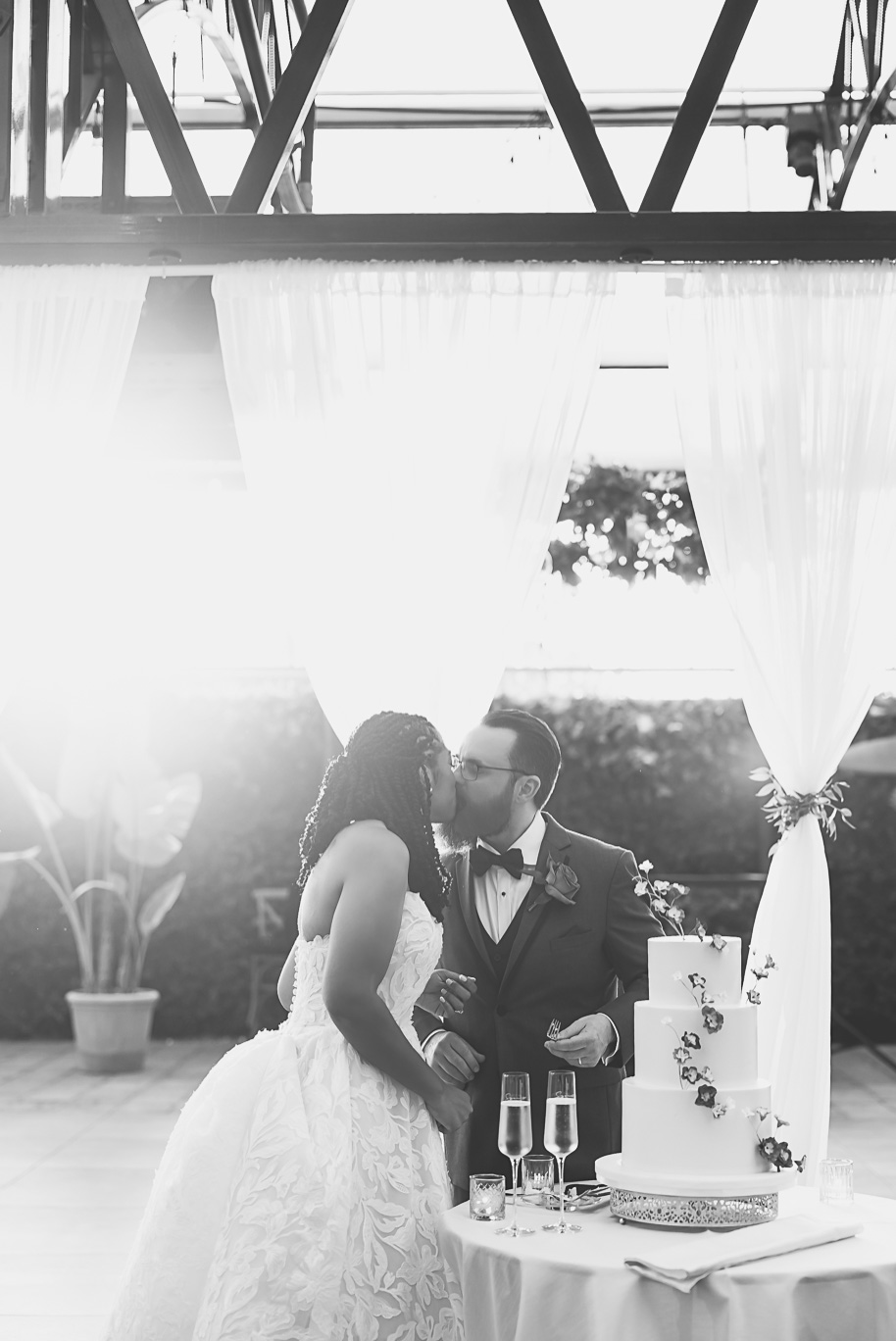 An elegant fall Planterra Conservatory wedding captured by Kari Dawson + Co in Bloomfield Hills, Michigan. This Euro-inspired greenhouse celebration featured lush floral design, golden candlelight, and heartfelt vows beneath the glass canopy. Perfect inspiration for couples dreaming of a romantic Michigan wedding surrounded by nature and timeless architecture.