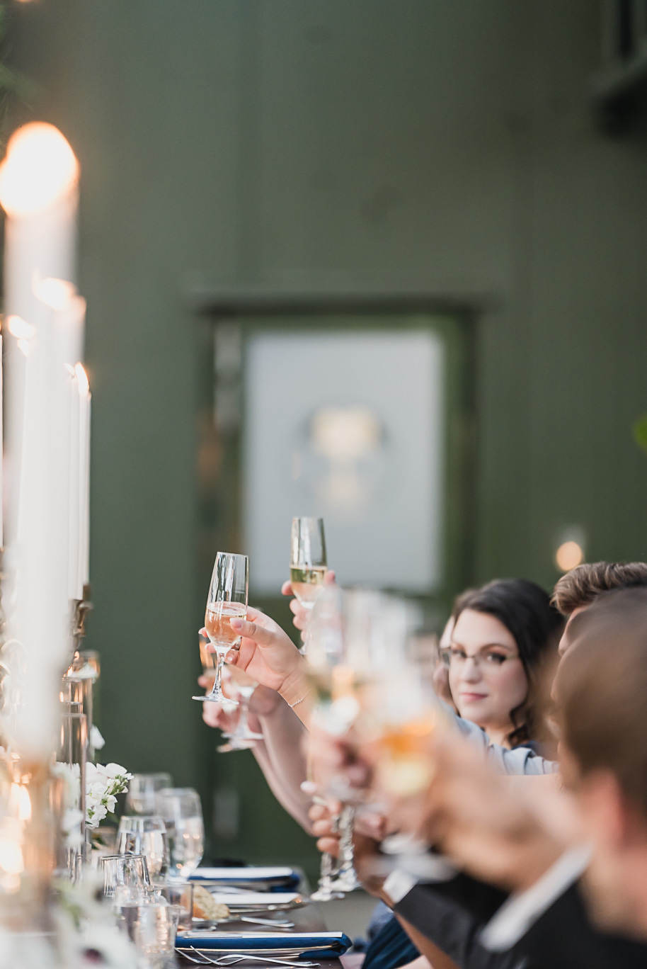 An elegant fall Planterra Conservatory wedding captured by Kari Dawson + Co in Bloomfield Hills, Michigan. This Euro-inspired greenhouse celebration featured lush floral design, golden candlelight, and heartfelt vows beneath the glass canopy. Perfect inspiration for couples dreaming of a romantic Michigan wedding surrounded by nature and timeless architecture.