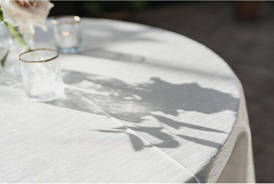 An elegant fall Planterra Conservatory wedding captured by Kari Dawson + Co in Bloomfield Hills, Michigan. This Euro-inspired greenhouse celebration featured lush floral design, golden candlelight, and heartfelt vows beneath the glass canopy. Perfect inspiration for couples dreaming of a romantic Michigan wedding surrounded by nature and timeless architecture.