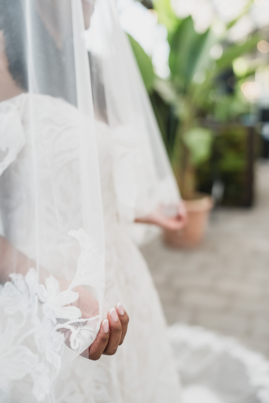 An elegant fall Planterra Conservatory wedding captured by Kari Dawson + Co in Bloomfield Hills, Michigan. This Euro-inspired greenhouse celebration featured lush floral design, golden candlelight, and heartfelt vows beneath the glass canopy. Perfect inspiration for couples dreaming of a romantic Michigan wedding surrounded by nature and timeless architecture.