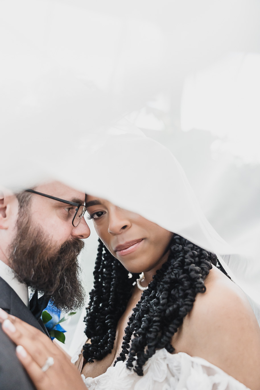 An elegant fall Planterra Conservatory wedding captured by Kari Dawson + Co in Bloomfield Hills, Michigan. This Euro-inspired greenhouse celebration featured lush floral design, golden candlelight, and heartfelt vows beneath the glass canopy. Perfect inspiration for couples dreaming of a romantic Michigan wedding surrounded by nature and timeless architecture.