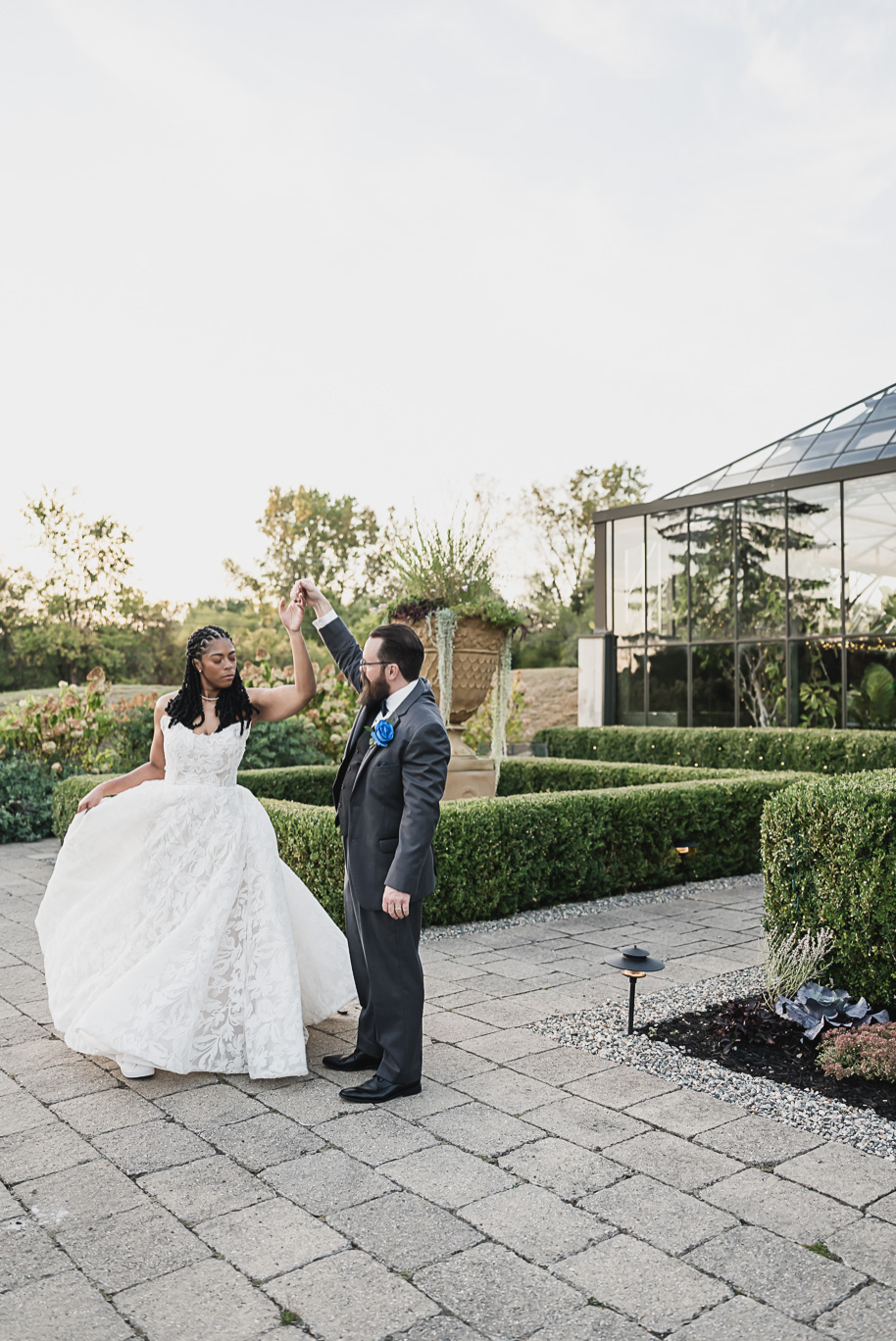 An elegant fall Planterra Conservatory wedding captured by Kari Dawson + Co in Bloomfield Hills, Michigan. This Euro-inspired greenhouse celebration featured lush floral design, golden candlelight, and heartfelt vows beneath the glass canopy. Perfect inspiration for couples dreaming of a romantic Michigan wedding surrounded by nature and timeless architecture.