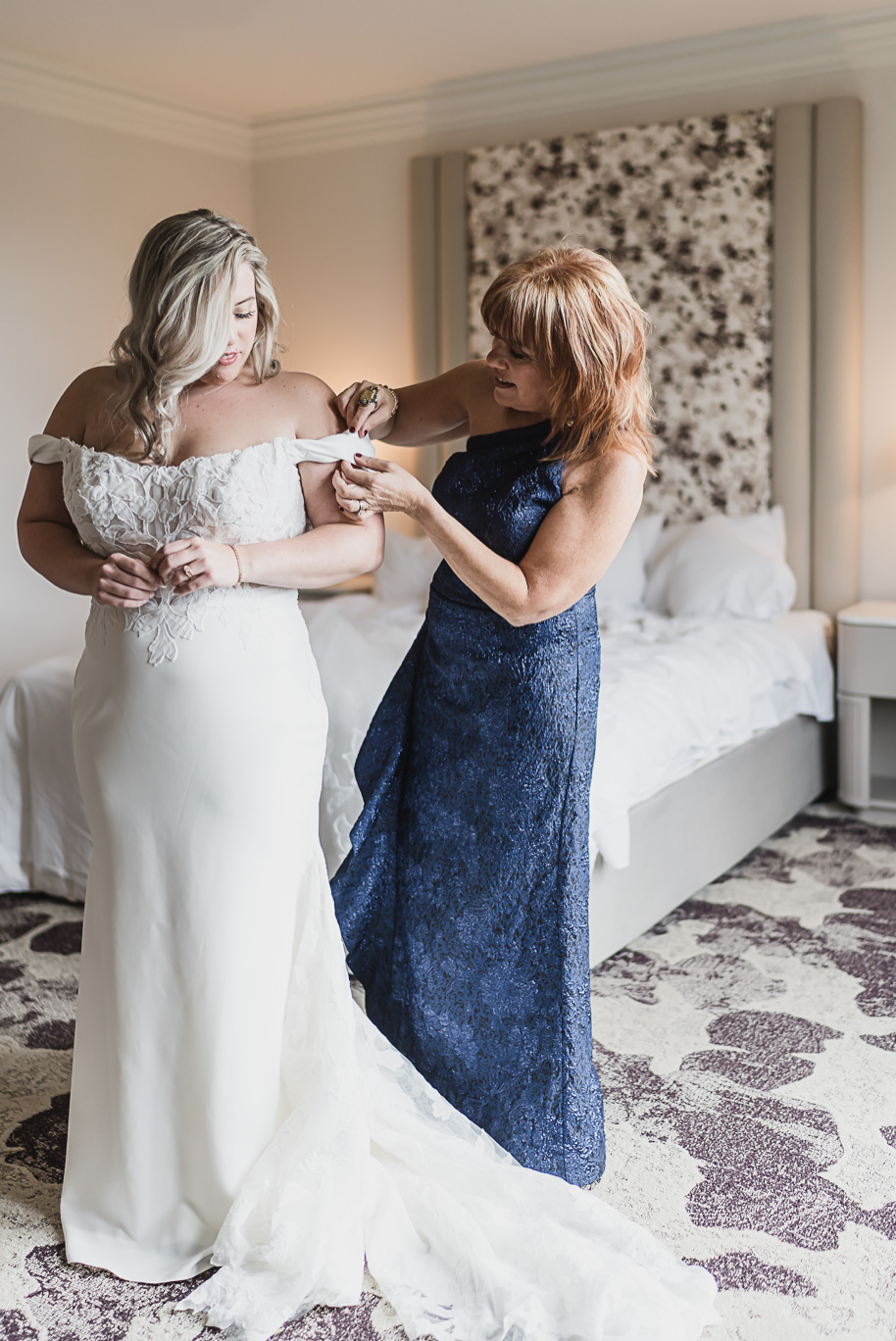 A fall Royal Park wedding in Rochester, Michigan with olive, sage, navy, and gold details captured by top-rated photographer Kari Dawson + Co.