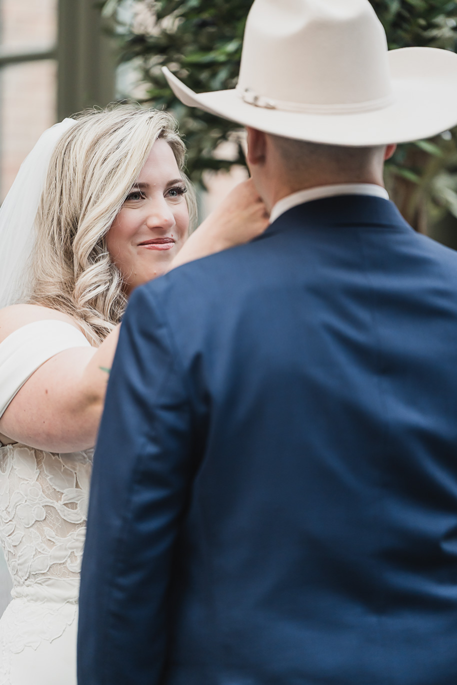 A fall Royal Park wedding in Rochester, Michigan with olive, sage, navy, and gold details captured by top-rated photographer Kari Dawson + Co.