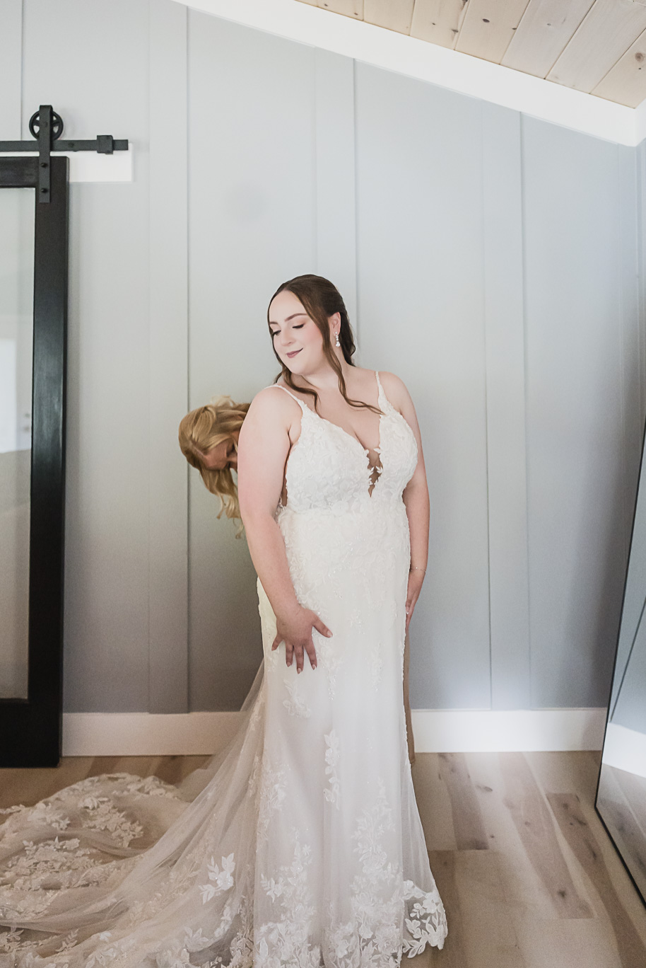 A fall Bay Pointe Woods wedding in Shelbyville, Michigan, featuring white and sage details, black-tie elegance, and heartfelt family legacy. Photographed by Kari Dawson + Co.
