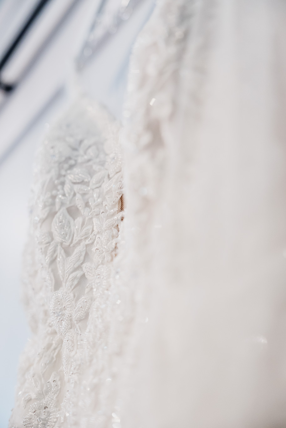 A fall Bay Pointe Woods wedding in Shelbyville, Michigan, featuring white and sage details, black-tie elegance, and heartfelt family legacy. Photographed by Kari Dawson + Co.
